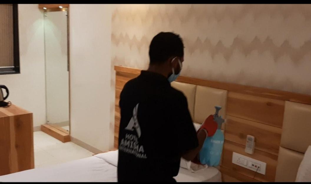Hotel Amisha International Surat Exteriör bild
