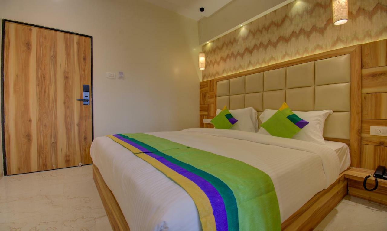 Hotel Amisha International Surat Exteriör bild