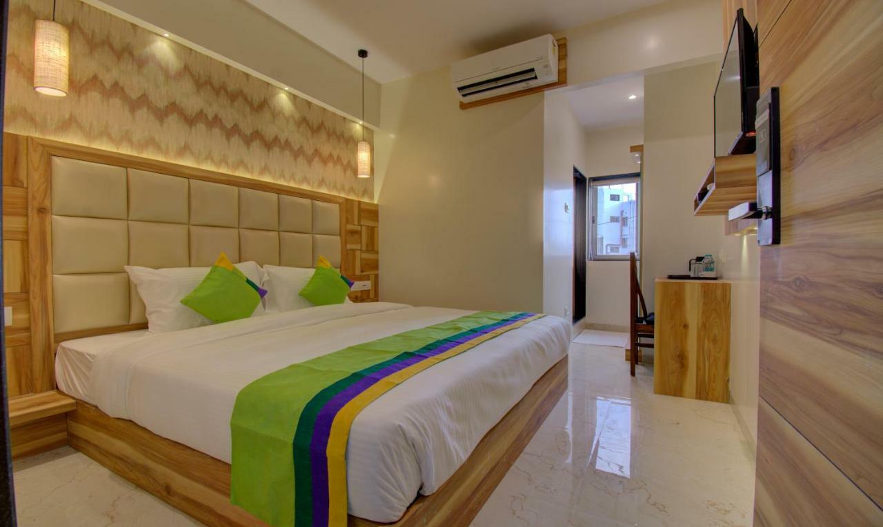 Hotel Amisha International Surat Exteriör bild