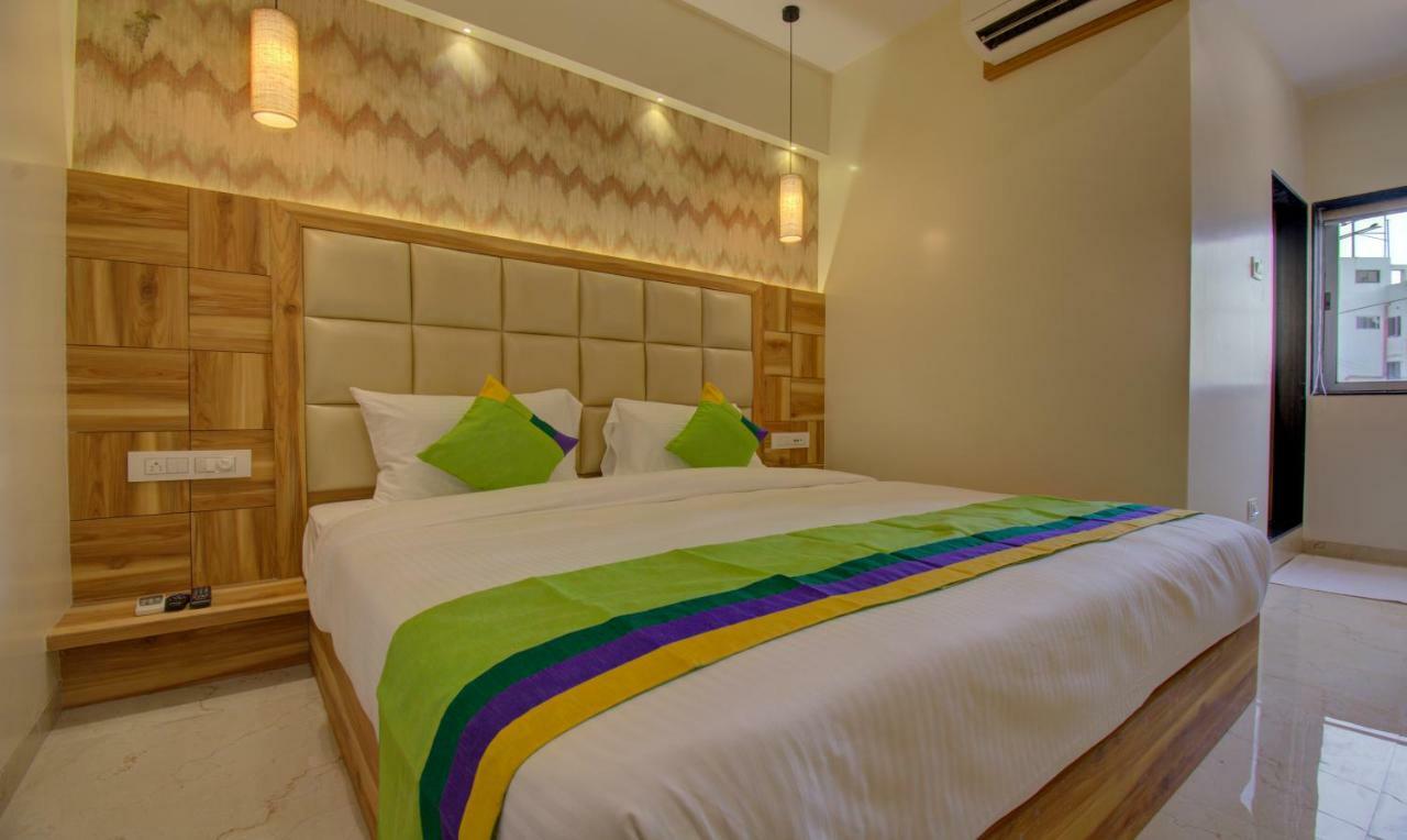 Hotel Amisha International Surat Exteriör bild