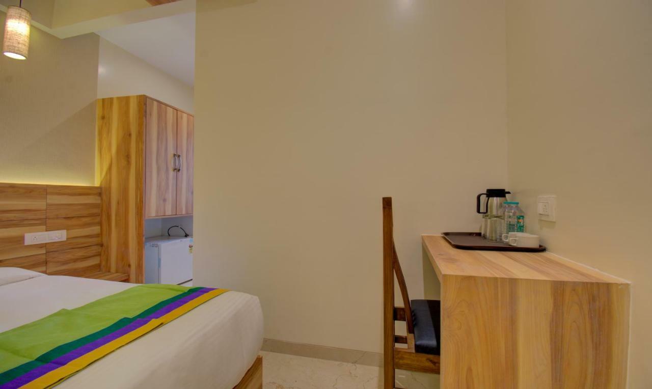Hotel Amisha International Surat Exteriör bild