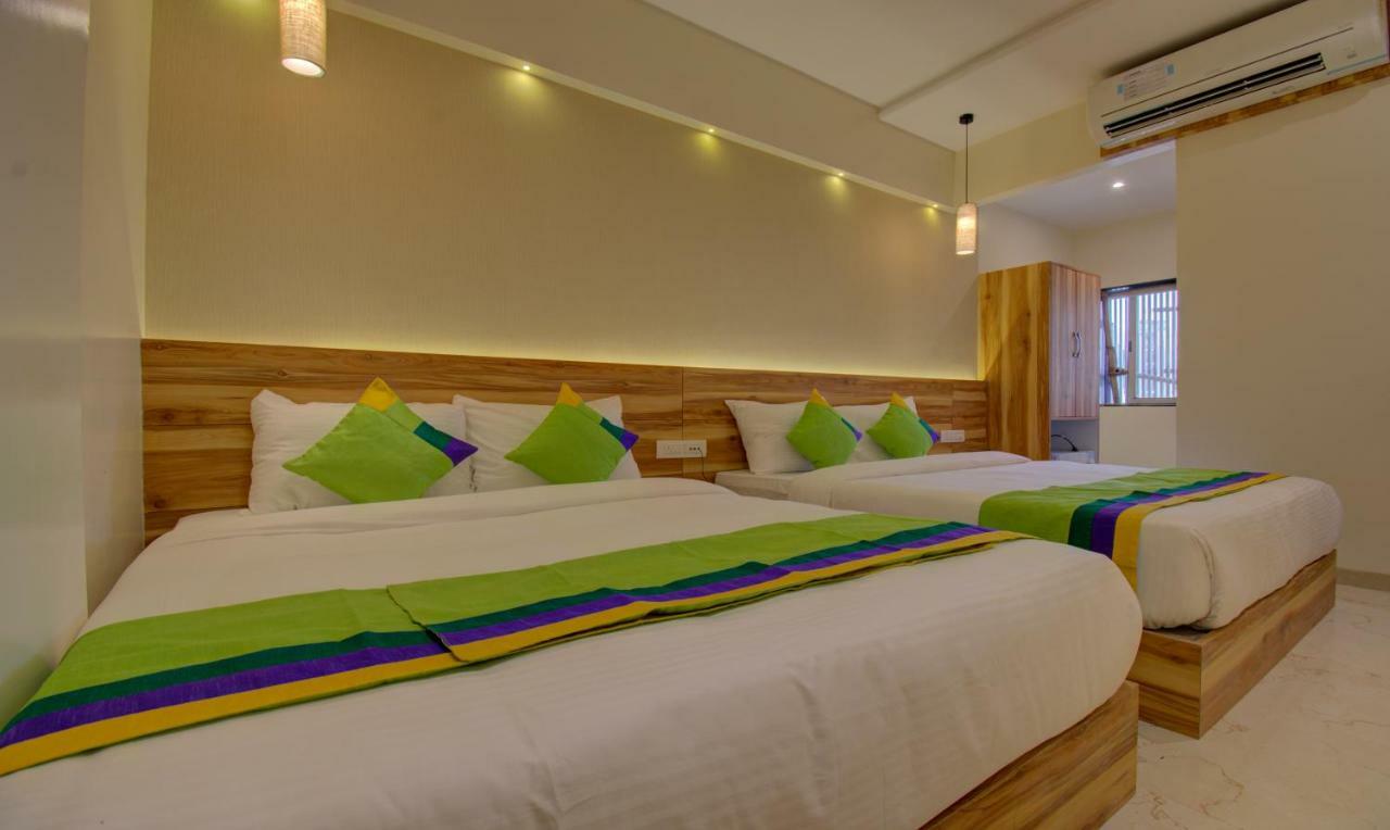 Hotel Amisha International Surat Exteriör bild