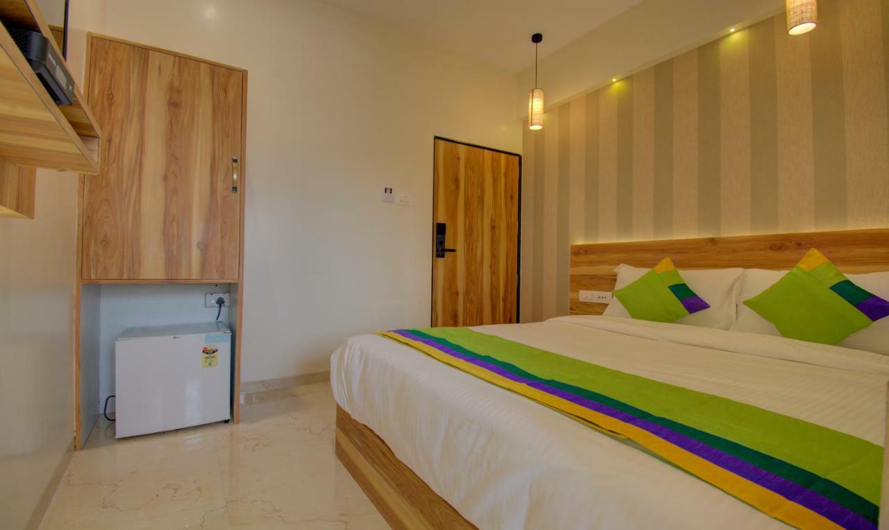 Hotel Amisha International Surat Exteriör bild