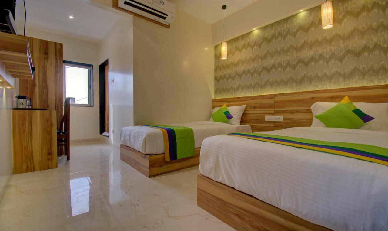 Hotel Amisha International Surat Exteriör bild