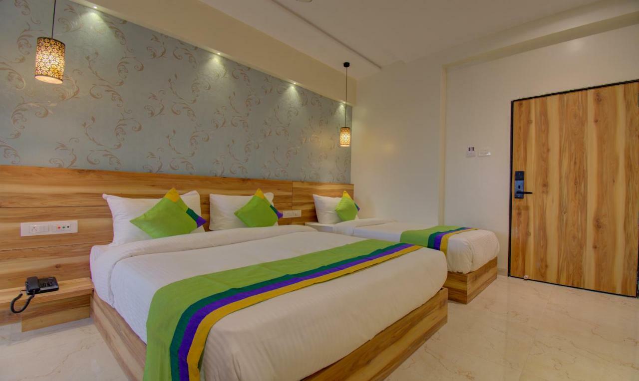 Hotel Amisha International Surat Exteriör bild