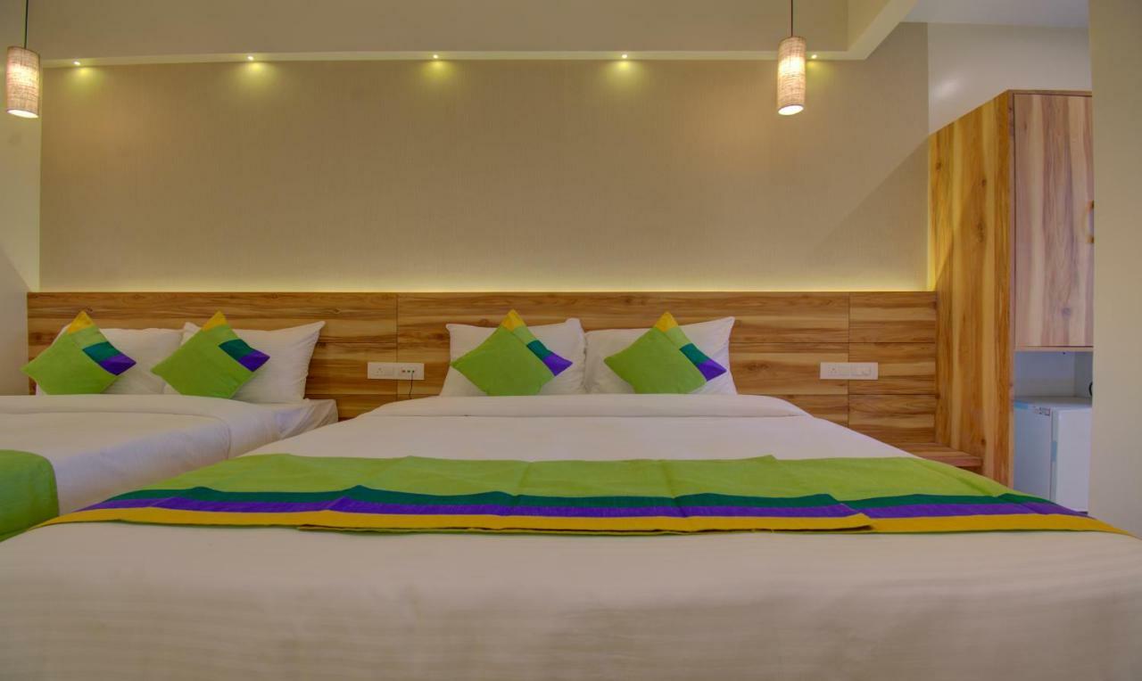 Hotel Amisha International Surat Exteriör bild