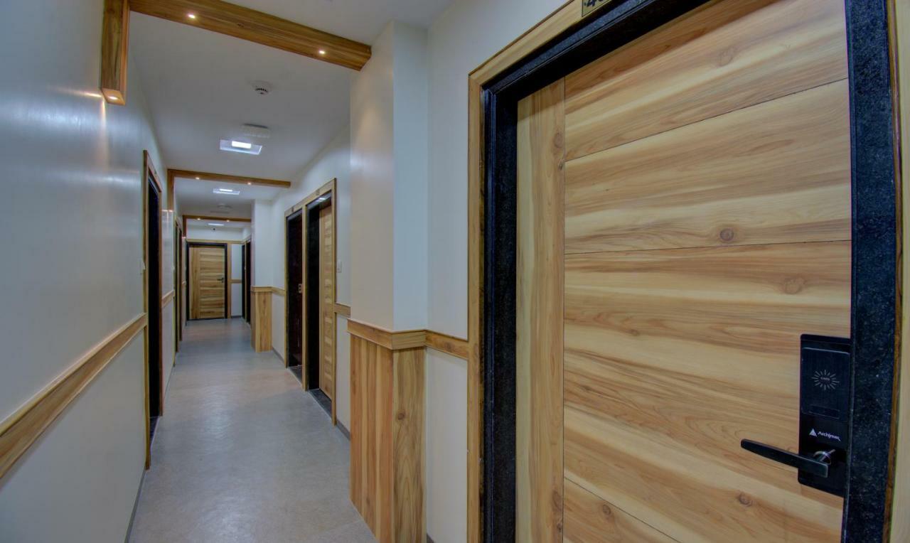 Hotel Amisha International Surat Exteriör bild
