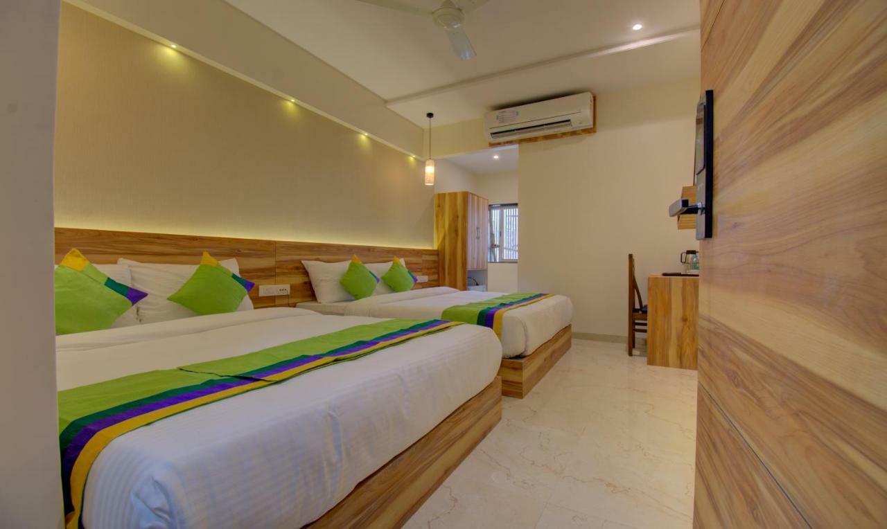Hotel Amisha International Surat Exteriör bild